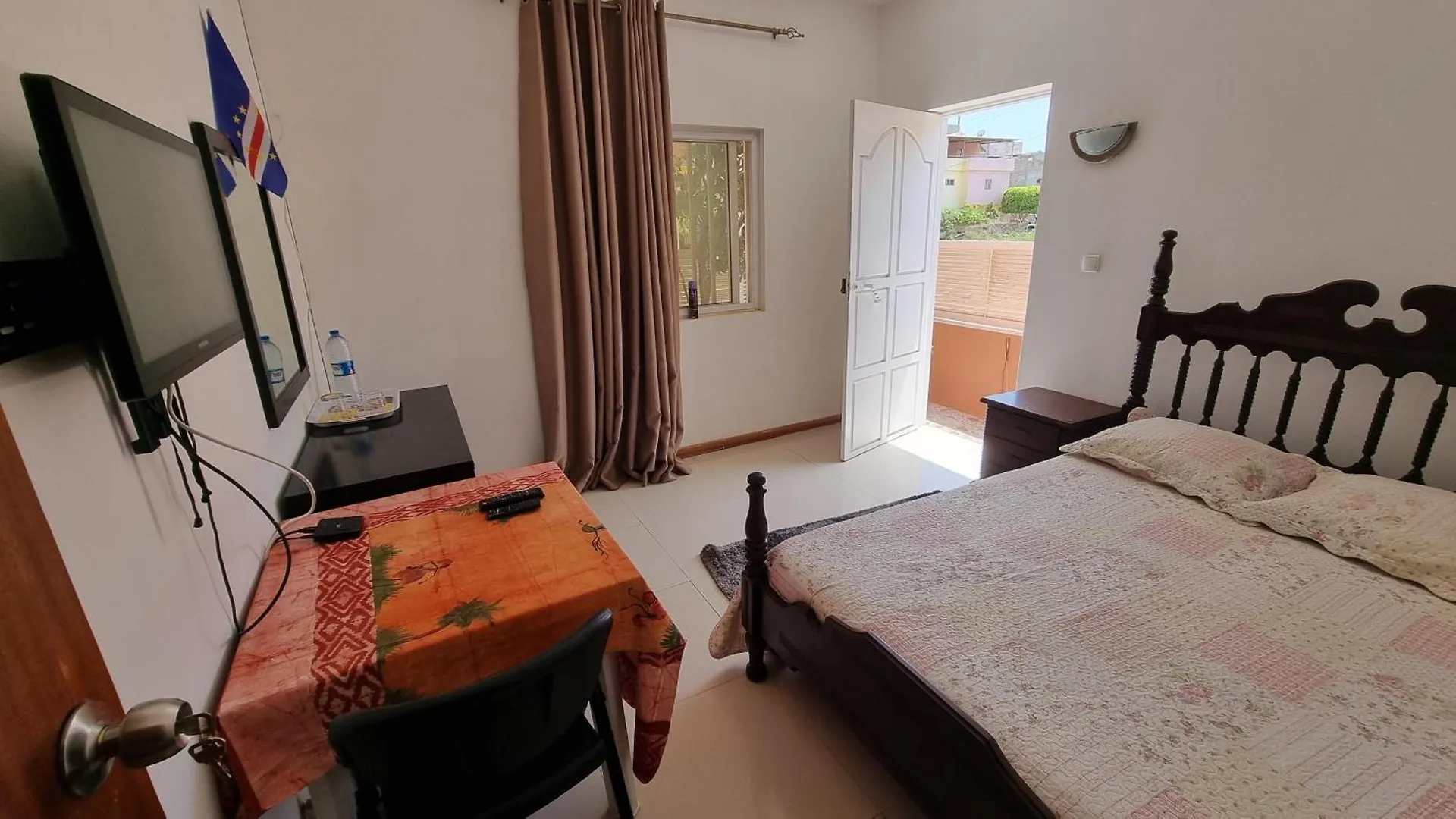 Contactos de Room In Achada Sao Filipe, Praia